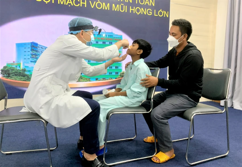 Bệnh nhi được kiểm tra mũi trước khi xuất viện. Ảnh: THẢO PHƯƠNG