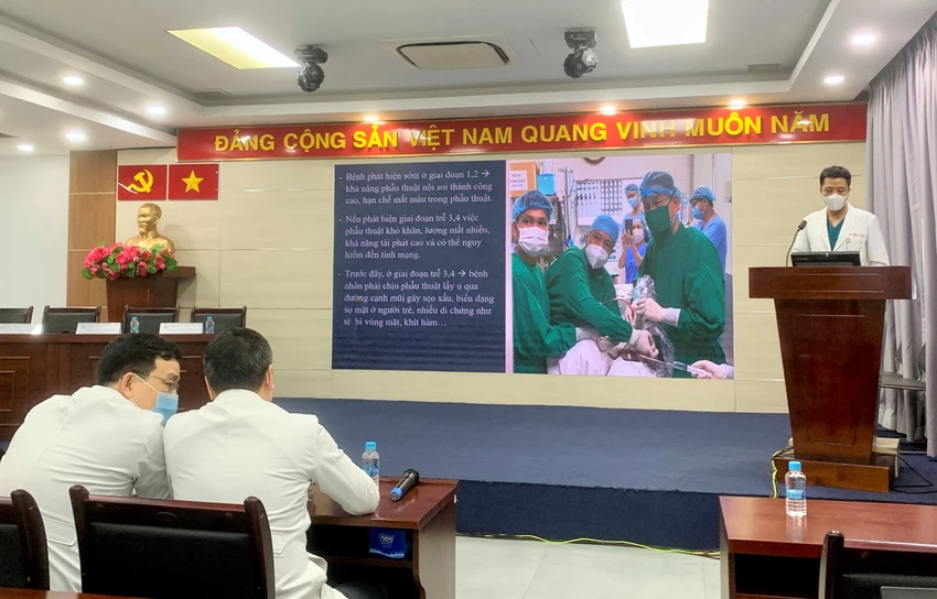 Họp báo thông tin ca phẫu thuật nội soi u sợi mạch vòm mũi họng lớn. Ảnh: THẢO PHƯƠNG