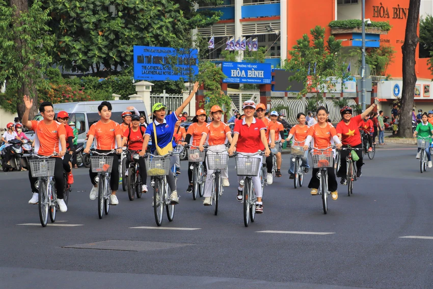 Ca sĩ Nguyễn Phi Hùng và Hoa hậu H'Hen Niê đạp xe diễu hành đón đoàn đua. Ca sĩ Nguyễn Phi Hùng và Hoa hậu H'Hen Niê đạp xe diễu hành đón đoàn đua.