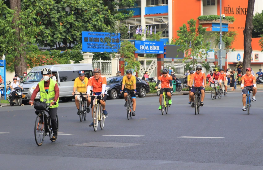 Trong sáng nay có hai đoàn đạp xe để ủng hộ cuộc thi gồm đoàn diễu hành nghiệp dư và đoàn phong trào. Được biết, đoàn diễu hành xe đạp nghiệp dư gồm các vận động viên phong trào và bán chuyên, đạp xe trên lộ trình khoảng 40 km. Thời gian di chuyển theo tổng lộ trình dự kiến là 90 phút. Trong sáng nay có hai đoàn đạp xe để ủng hộ cuộc thi gồm đoàn diễu hành nghiệp dư và đoàn phong trào. Được biết, đoàn diễu hành xe đạp nghiệp dư gồm các vận động viên phong trào và bán chuyên, đạp xe trên lộ trình khoảng 40 km. Thời gian di chuyển theo tổng lộ trình dự kiến là 90 phút.