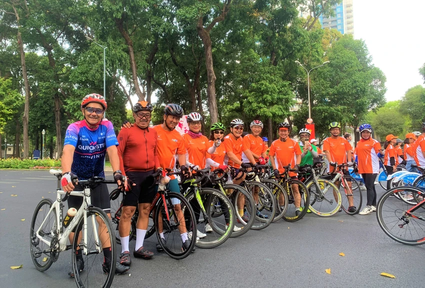 Ông Nguyễn Hùng Hải (70 tuổi) là người lớn tuổi nhất trong đội đạp xe của ông. Ông cho biết 12 năm nay, sáng nào ông cũng cùng đồng đội đạp xe 50 km. Nhiều năm qua, ông đều tham gia diễu hành đón đoàn đua xe đạp Cúp truyền hình. Ông Nguyễn Hùng Hải (70 tuổi) là người lớn tuổi nhất trong đội đạp xe của ông. Ông cho biết 12 năm nay, sáng nào ông cũng cùng đồng đội đạp xe 50 km. Nhiều năm qua, ông đều tham gia diễu hành đón đoàn đua xe đạp Cúp truyền hình.