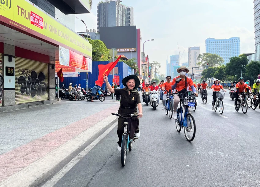 "Tôi không thể quên chiến thắng ngày hôm đó, ký ức đó đã đi sâu vào trái tim tôi. Mong tất cả chúng ta hoàn thành nhiệm vụ hôm nay và đón một ngày lễ thật vui vẻ, hoành tráng" - bà Thảo bày tỏ vui mừng. "Tôi không thể quên chiến thắng ngày hôm đó, ký ức đó đã đi sâu vào trái tim tôi. Mong tất cả chúng ta hoàn thành nhiệm vụ hôm nay và đón một ngày lễ thật vui vẻ, hoành tráng" - bà Thảo bày tỏ vui mừng.