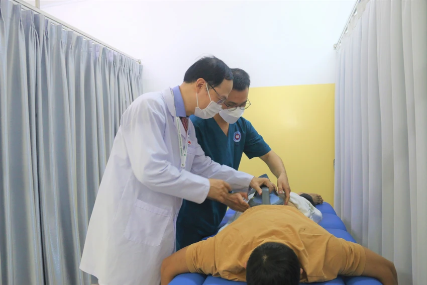 Bác sĩ Trịnh Quang Anh thăm khám cho bệnh nhân. Ảnh: THẢO PHƯƠNG Bác sĩ Trịnh Quang Anh thăm khám cho bệnh nhân. Ảnh: THẢO PHƯƠNG
