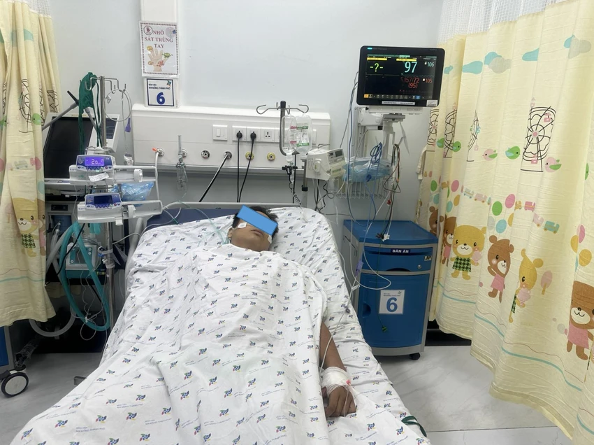 Bệnh nhi bị sốc nhiệt được điều trị tích cực truyền dịch chống sốc tại Bệnh viện Nhi đồng Thành phố. Ảnh: Bệnh viện Nhi đồng Thành phố Bệnh nhi bị sốc nhiệt được điều trị tích cực truyền dịch chống sốc tại Bệnh viện Nhi đồng Thành phố. Ảnh: Bệnh viện Nhi đồng Thành phố