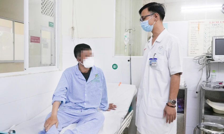 BS Dương Xuân Minh thăm hỏi sức khỏe một trong hai bệnh nhân. Ảnh: Bệnh viện Quân y 175