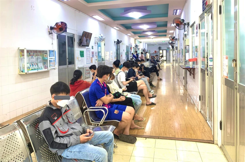 Các bệnh nhân chờ khám tại Khoa Lâm sàng 3 (BV Da liễu TP.HCM). Ảnh: THẢO PHƯƠNG Các bệnh nhân chờ khám tại Khoa Lâm sàng 3 (BV Da liễu TP.HCM). Ảnh: THẢO PHƯƠNG