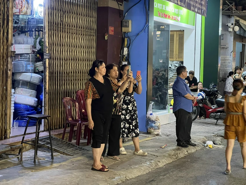 “Mỗi khi có đoàn xe rước Đức Phật đi ngang qua, tôi cầu mong Ngài ban phước cho gia đình và bá tánh được hưởng duyên lành, phước thiện” – Chị Nguyễn Ngọc Hiếu (34 tuổi, ngụ quận 10), quan sát đoàn rước kiệu và chia sẻ. Ảnh: QUỐC HƯƠNG “Mỗi khi có đoàn xe rước Đức Phật đi ngang qua, tôi cầu mong Ngài ban phước cho gia đình và bá tánh được hưởng duyên lành, phước thiện” – Chị Nguyễn Ngọc Hiếu (34 tuổi, ngụ quận 10), quan sát đoàn rước kiệu và chia sẻ. Ảnh: QUỐC HƯƠNG