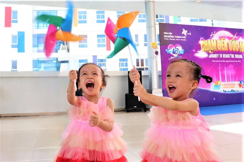 Trúc Nhi và Diệu Nhi đồng thanh "Chúng con cảm ơn các bác sĩ”. Ảnh: THẢO PHƯƠNG