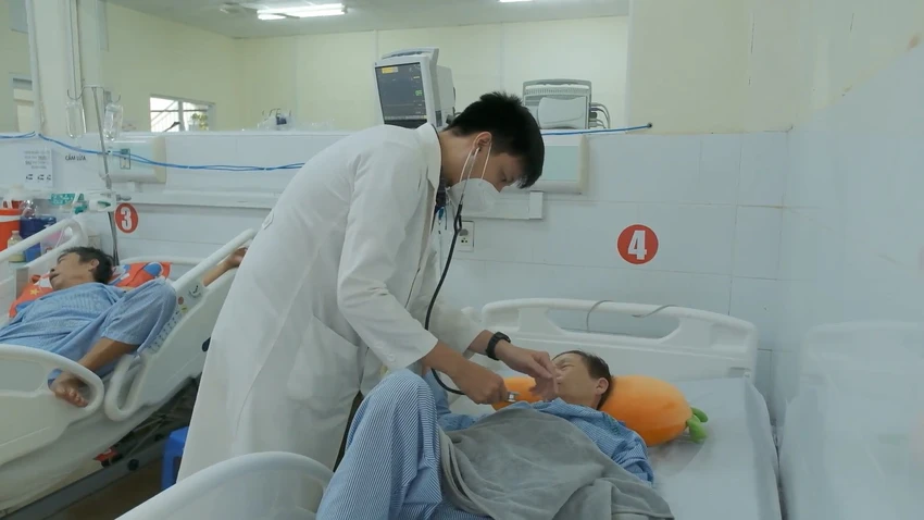 BS BV Quân Y 175 đang thăm khám cho bệnh nhân đột quỵ. Ảnh: BVCC BS BV Quân Y 175 đang thăm khám cho bệnh nhân đột quỵ. Ảnh: BVCC