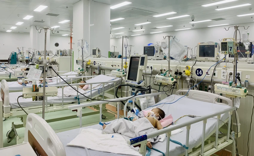 Bệnh nhi tay chân miệng nặng đang điều trị tại Bệnh viện Nhi đồng 1. Ảnh: THẢO PHƯƠNG Bệnh nhi tay chân miệng nặng đang điều trị tại Bệnh viện Nhi đồng 1. Ảnh: THẢO PHƯƠNG