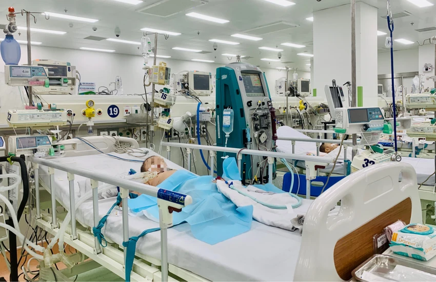 Bệnh nhi mắc tay chân miệng nặng đang điều trị tại Bệnh viện Nhi đồng 1. Ảnh: THẢO PHƯƠNG