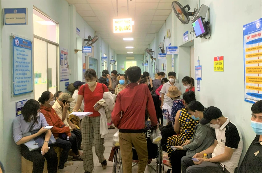 Người dân đến khám bệnh tại Bệnh viện TP Thủ Đức. Ảnh: THẢO PHƯƠNG Quang cảnh người dân chờ khám bệnh tại BV TP Thủ Đức