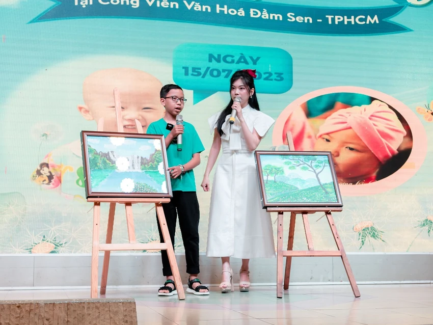Còn bé Hoàng Minh Nhật (13 tuổi) đã dành hai tuần để vẽ hai bức tranh sáp mang chủ đề Cảnh đẹp quê tôi. Nhật cho biết lúc đầu em vẽ vì đam mê nhưng sau khi biết những bức tranh này được mang đi bán đấu giá để ủng hộ cho các bệnh nhi ung thư, em cảm thấy rất tự hào. Còn bé Hoàng Minh Nhật (13 tuổi) đã dành hai tuần để vẽ hai bức tranh sáp mang chủ đề Cảnh đẹp quê tôi. Nhật cho biết lúc đầu em vẽ vì đam mê nhưng sau khi biết những bức tranh này được mang đi bán đấu giá để ủng hộ cho các bệnh nhi ung thư, em cảm thấy rất tự hào.