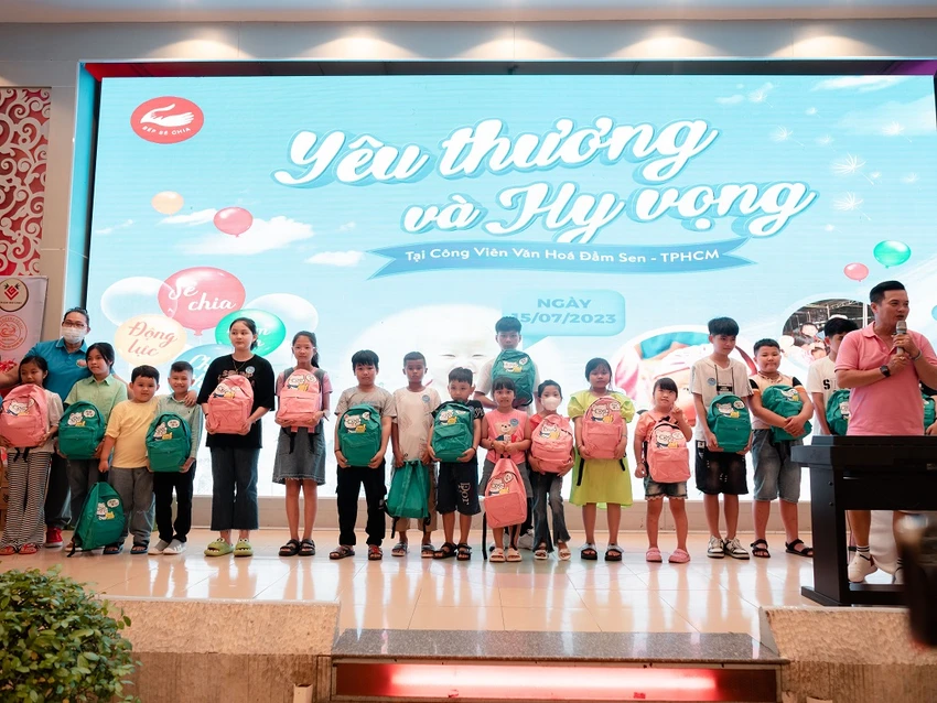 Chương trình Yêu thương và hy vọng tặng quà cho các trẻ em tham dự. Chương trình Yêu thương và hy vọng tặng quà cho các trẻ em tham dự.