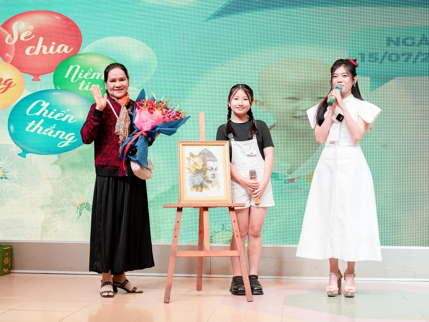 "Con muốn bức tranh mình vẽ được bán đi và dành phần nào đó giúp đỡ cho các bạn đang mắc ung thư giống con ngày xưa. Con cũng muốn nhắn nhủ các bạn ấy hãy luôn tin vào bác sĩ, lạc quan để chiến thắng bệnh tật" - Huy tâm sự. "Con muốn bức tranh mình vẽ được bán đi và dành phần nào đó giúp đỡ cho các bạn đang mắc ung thư giống con ngày xưa. Con cũng muốn nhắn nhủ các bạn ấy hãy luôn tin vào bác sĩ, lạc quan để chiến thắng bệnh tật" - Huy tâm sự.