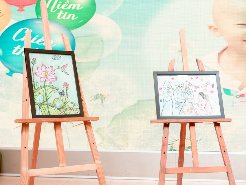 Đặc biệt, các trẻ này đã mang những bức tranh do chính tay mình vẽ để bán đấu giá nhằm ủng hộ, tiếp sức cho các bạn nhỏ đang điều trị ung thư. Có tổng cộng 8 bức tranh của các bé được mang ra đấu giá, 50% số tiền sẽ dành để hỗ trợ các bệnh nhi đang điều trị ung thư tại TP.HCM. Đặc biệt, các trẻ này đã mang những bức tranh do chính tay mình vẽ để bán đấu giá nhằm ủng hộ, tiếp sức cho các bạn nhỏ đang điều trị ung thư. Có tổng cộng 8 bức tranh của các bé được mang ra đấu giá, 50% số tiền sẽ dành để hỗ trợ các bệnh nhi đang điều trị ung thư tại TP.HCM.