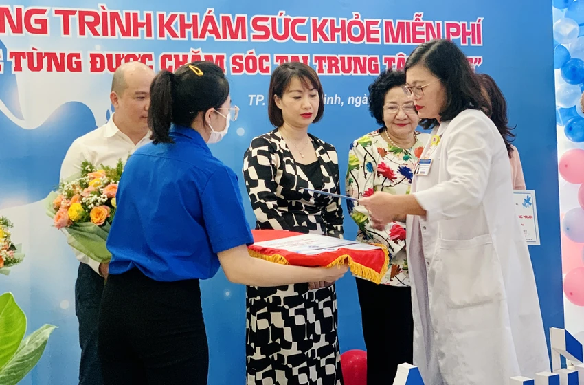 BS Hoàng Thị Diễm Tuyết, Giám đốc BV Hùng Vương, tặng hoa cho nhà tài trợ chương trình. Ảnh: THẢO PHƯƠNG