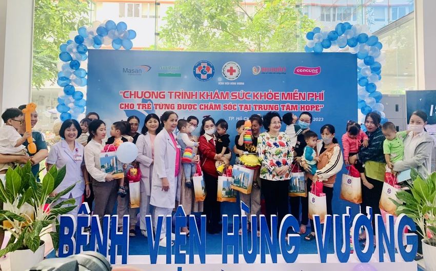 Sau khám, mỗi bé được nhận một phần quà từ các nhà hảo tâm. Ảnh: THẢO PHƯƠNG