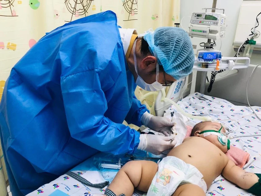 Hiện tình trạng bệnh nhi cải thiện dần, hết sốt, được cai thở ôxy. Ảnh: BVCC Hiện tình trạng bệnh nhi cải thiện dần, hết sốt, được cai thở ôxy. Ảnh: BVCC