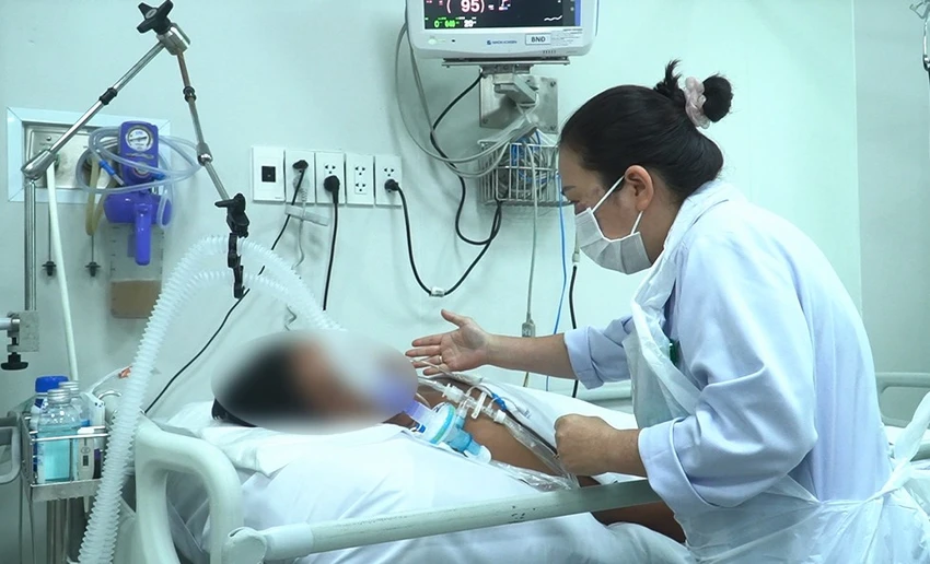 Một trong các bệnh nhân ngộ độc botulinum điều trị tại Bệnh viện Chợ Rẫy. Ảnh: BVCC