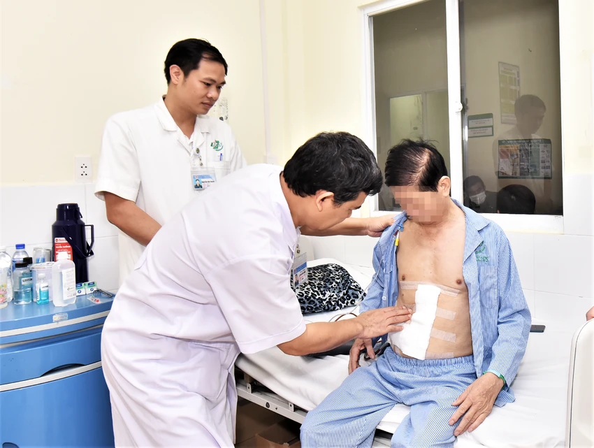 Các bác sĩ đang thăm khám lại cho bệnh nhân sau phẫu thuật. Ảnh: BVCC