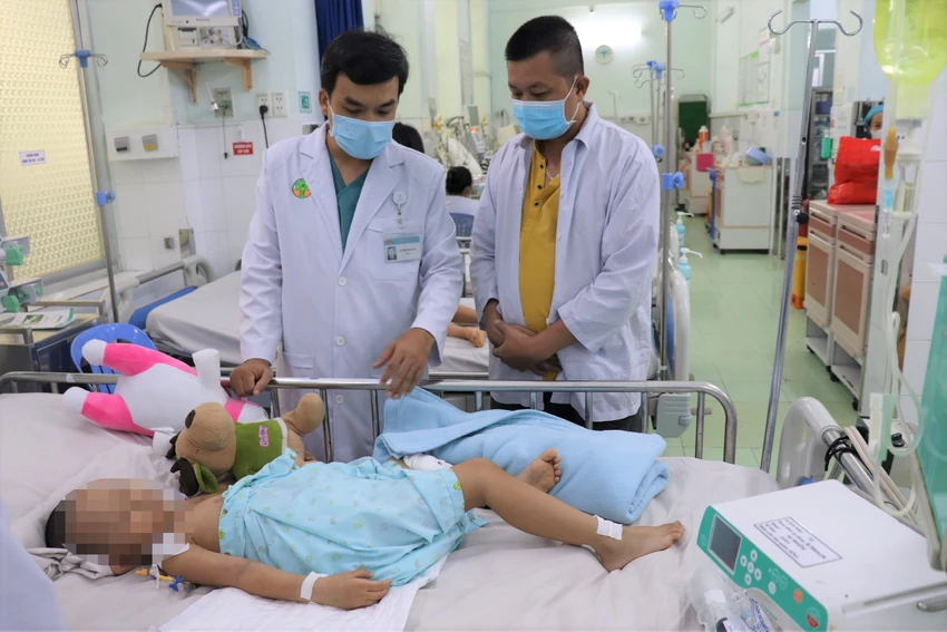 Bé gái 5 tuổi mắc tay chân miệng nặng độ 4, điều trị tại Bệnh viện Nhi đồng 2. Ảnh: BVCC
