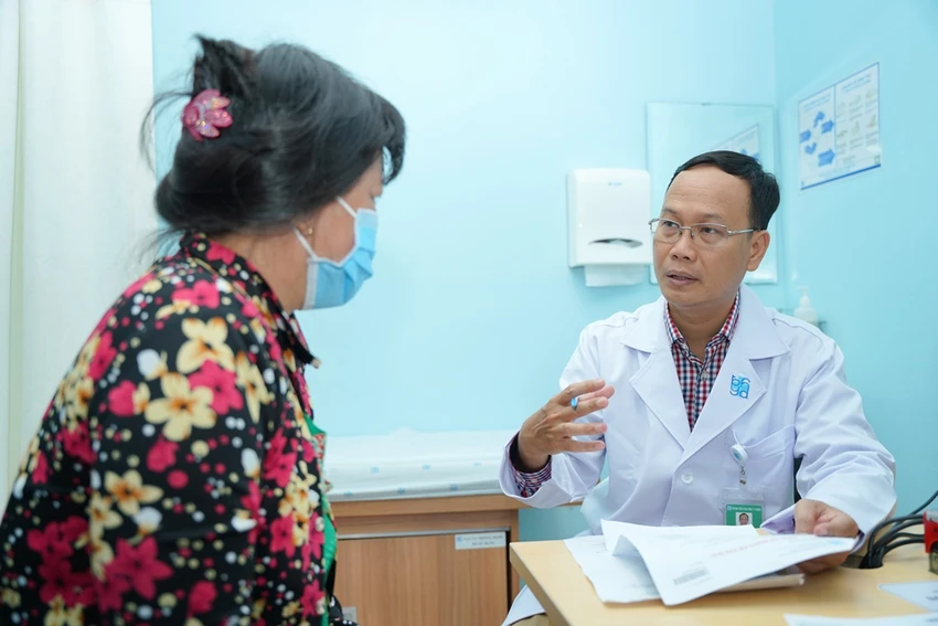 TS-BS Cao Đằng Khang thăm khám cho bệnh nhân ở Phòng khám tim bẩm sinh người lớn. Ảnh: BVCC TS-BS Cao Đằng Khang thăm khám cho bệnh nhân ở Phòng khám tim bẩm sinh người lớn. Ảnh: BVCC