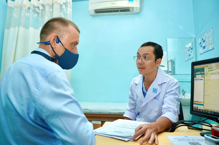 ThS-BS Đào Anh Quốc khám cho người bệnh ở Phòng khám Tim bẩm sinh người lớn. Ảnh: BVCC ThS-BS Đào Anh Quốc khám cho người bệnh ở Phòng khám Tim bẩm sinh người lớn. Ảnh: BVCC
