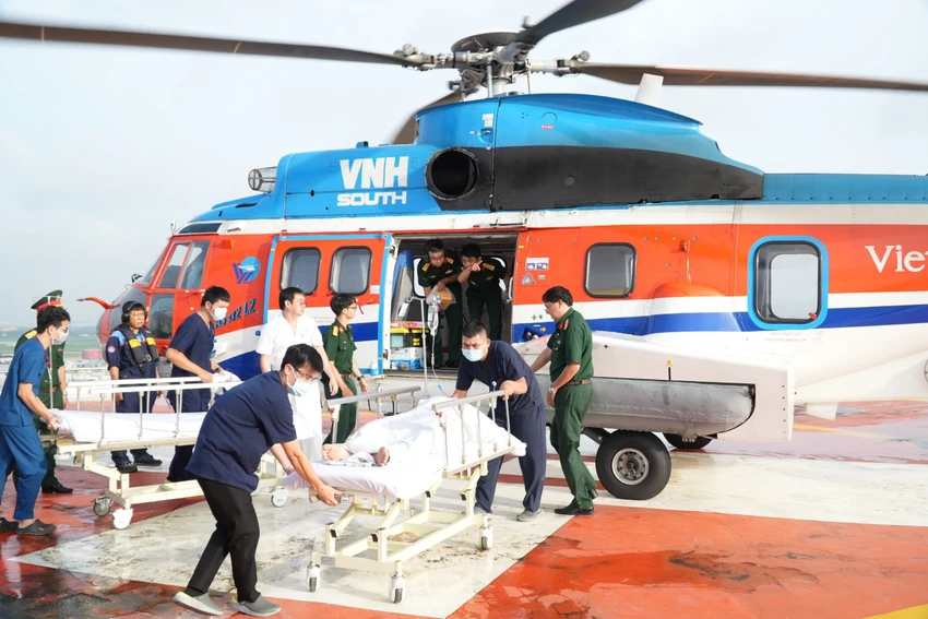Trực thăng đưa ba bệnh nhân bị hội chứng giảm áp về đất liền điều trị. Ảnh: BVCC Trực thăng đưa ba bệnh nhân bị hội chứng giảm áp về đất liền điều trị. Ảnh: BVCC