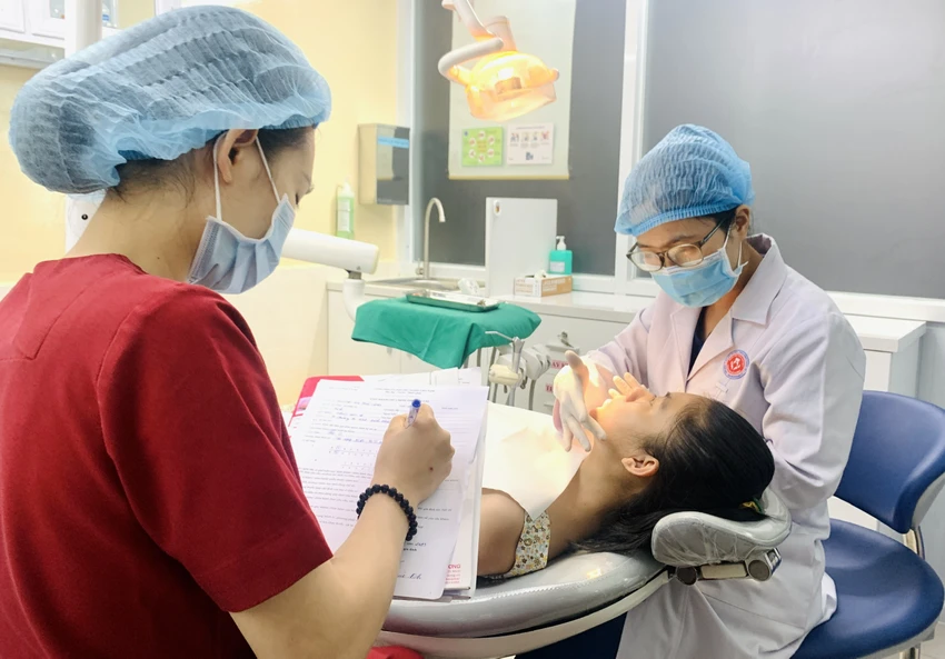 Thai phụ được khám răng ngay tại Bệnh viện Hùng Vương. Ảnh: THẢO PHƯƠNG Thai phụ được khám răng ngay tại Bệnh viện Hùng Vương. Ảnh: THẢO PHƯƠNG