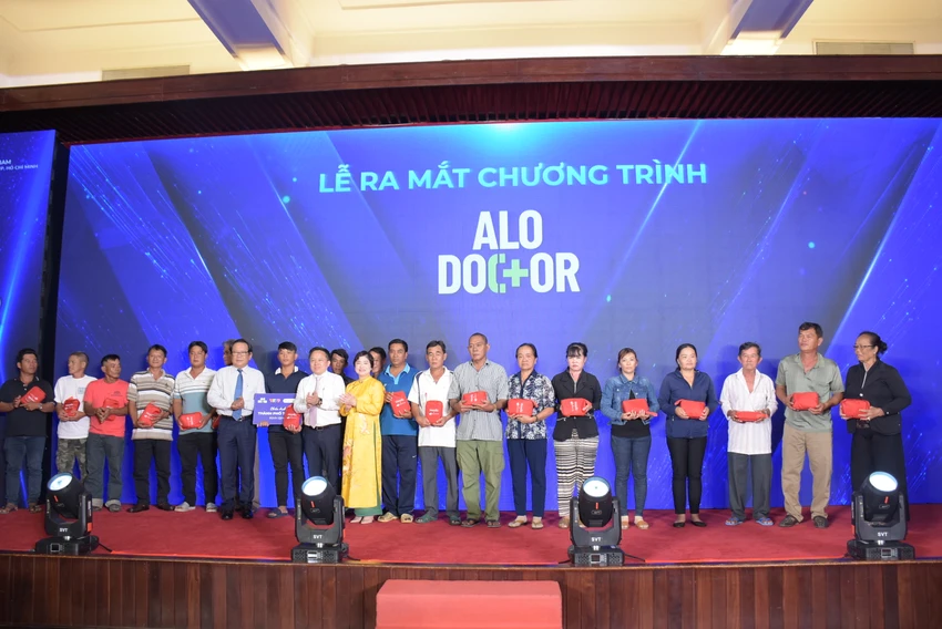Trao quà cho ngư dân huyện Cần Giờ. Ảnh: THẢO PHƯƠNG Trao quà cho ngư dân huyện Cần Giờ. Ảnh: THẢO PHƯƠNG