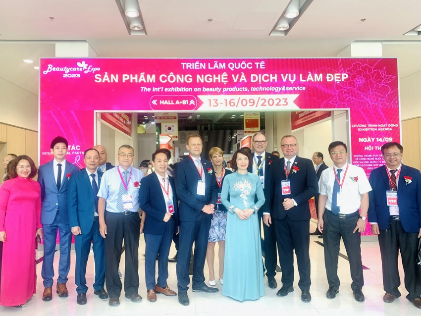 Các đại biểu tham dự triển lãm Y tế quốc tế Việt Nam 2023 - Pharmedi Vietnam 2023. Ảnh: THẢO PHƯƠNG