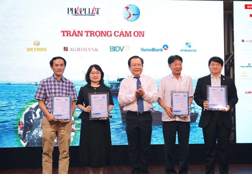 cung-ngu-dan-thap-sang-den-tren-bien-17.jpg