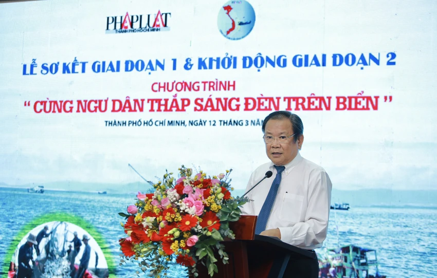 cung-ngu-dan-thap-sang-den-tren-bien-18.jpg
