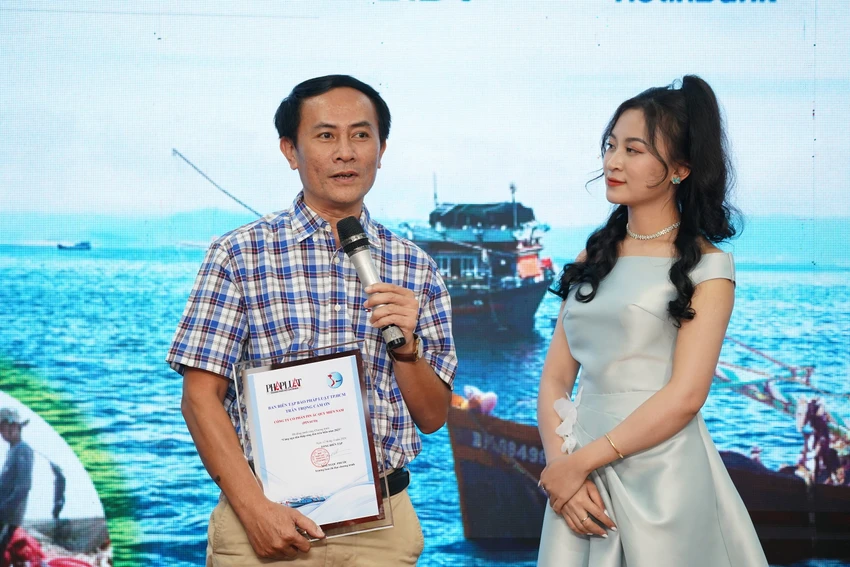 cung-ngu-dan-thap-sang-den-tren-bien-19.JPG