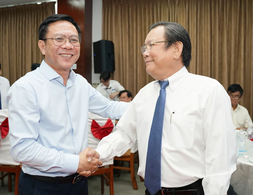 cung-ngu-dan-thap-sang-den-tren-bien-2.jpg