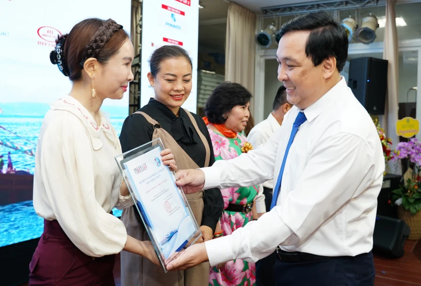 cung-ngu-dan-thap-sang-den-tren-bien-20.jpg