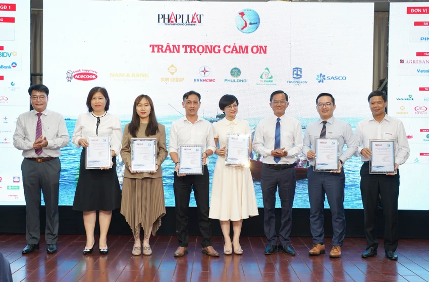 cung-ngu-dan-thap-sang-den-tren-bien-23.jpg