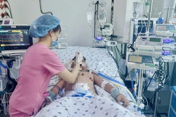 Bệnh nhi sốc sốt xuất huyết nặng