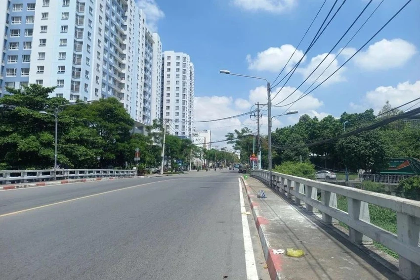 bé gái sơ sinh bị bỏ rơi trong túi nylon