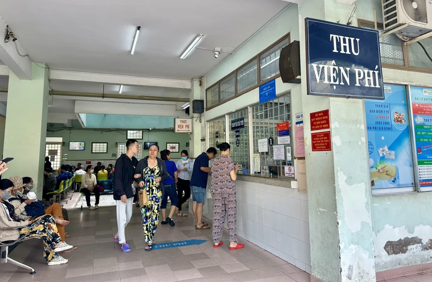 người dân đóng bảo hiểm y tế