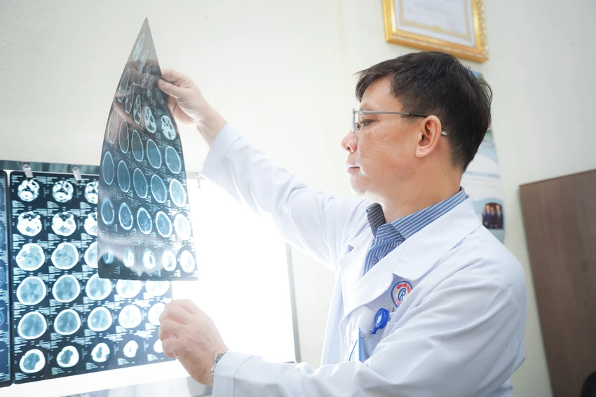 Bé trai bị nhánh cây rơi trúng đầu