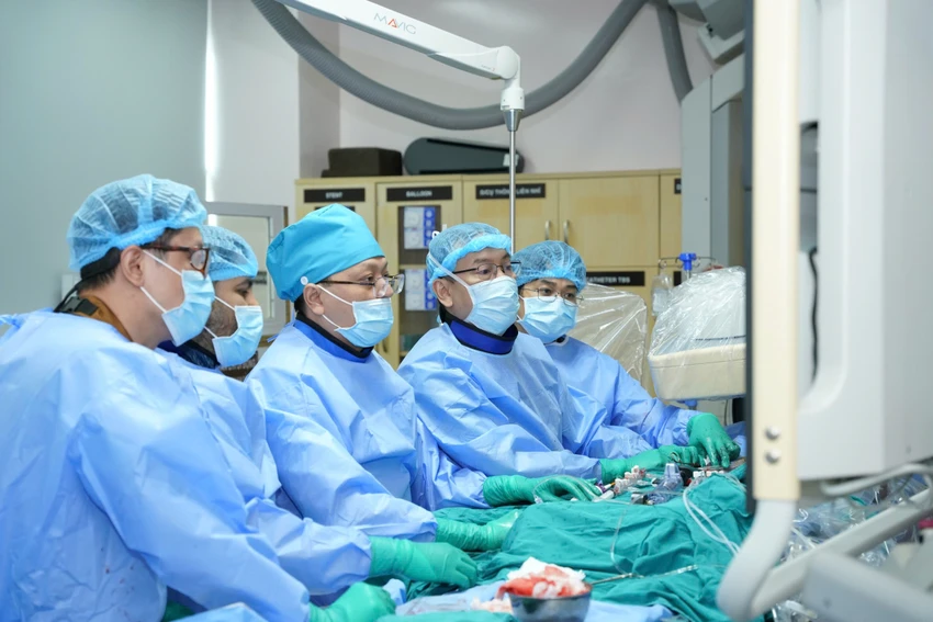 thực hiện thủ thuật TAVI cho người bệnh tim mạch