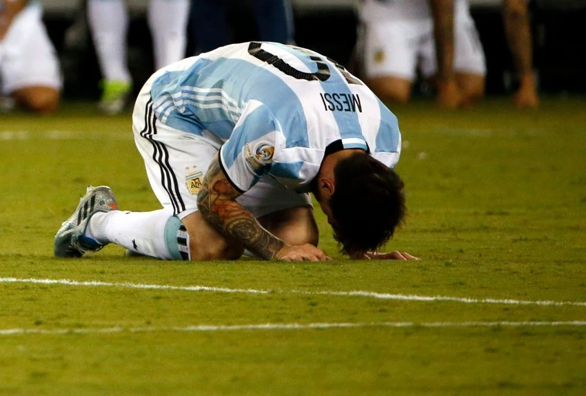 Messi khóc ngay trên sân cỏ