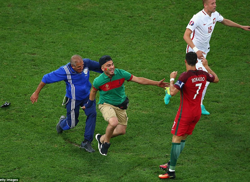 Ronaldo hoảng hồn vì bị fan cuồng 'dí' trên sân ảnh 2 Fan cuồng đuổi theo CR7