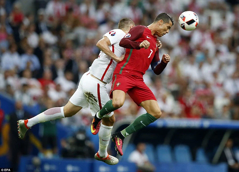 Ronaldo hoảng hồn vì bị fan cuồng 'dí' trên sân ảnh 1 danh thủ ronaldo