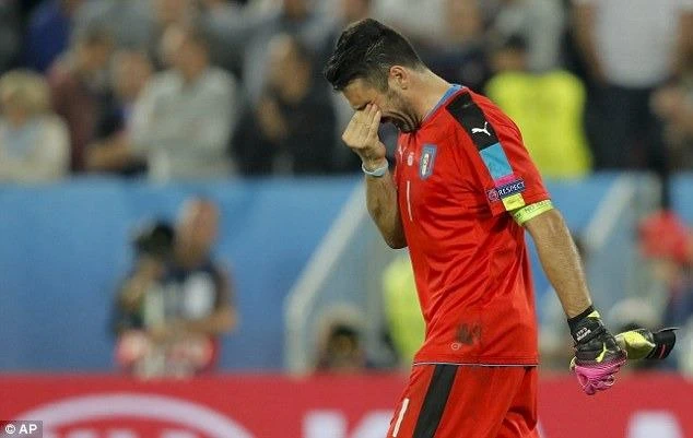 Thủ thành Buffon vô cùng buồn bả sau thất bại của tuyển Ý