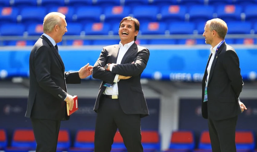 Ngay cả HLV Chris Coleman cũng đã cười trước trận đấu lớn