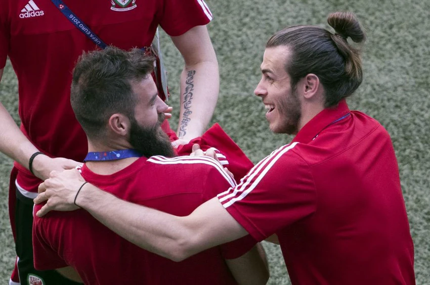 Bale và Ledley vui đùa không ngớt trên sân