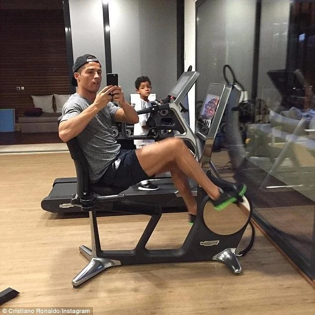 Ronaldo tập nhẹ và mong chờ hồi phục